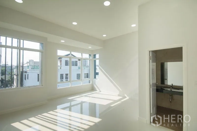 สำนักงานที่บ้าน ขายในHuai Khwang, Bangkok - ชั้นออฟฟิศมุมอาคาร หน้าต่างรอบด้าน ไฟดาวน์ไลท์ และห้องน้ำในตัว