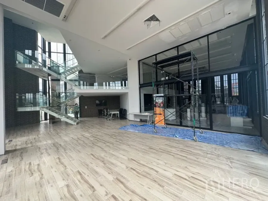 พื้นที่ขายปลีก ให้เช่าในBang Phli, Samut Prakan - โชว์รูมกว้างใหญ่ บันไดกระจก ผนังกระจกเต็มสูง และโครงนั่งร้าน