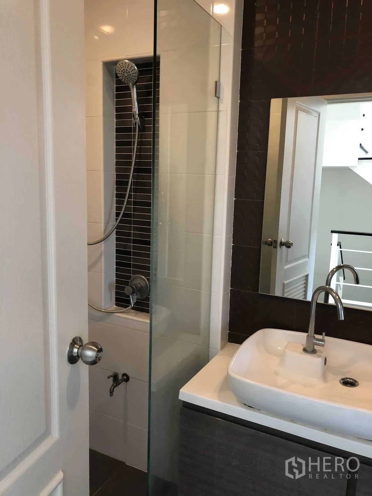 ทาวน์เฮาส์ ให้เช่าในBang Kapi, Bangkok - เคาน์เตอร์อ่างล้างหน้า กระจกบานใหญ่ และส่วนอาบน้ำแบบกระจกกั้น