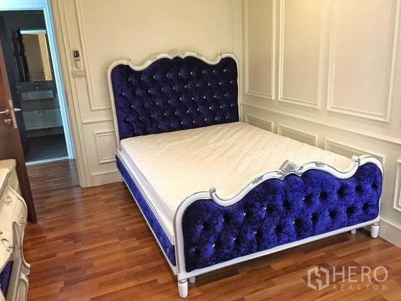 คอนโด ให้เช่าในWatthana, Bangkok - ห้องนอนเตียงกำมะหยี่สีน้ำเงินเข้ม พื้นไม้