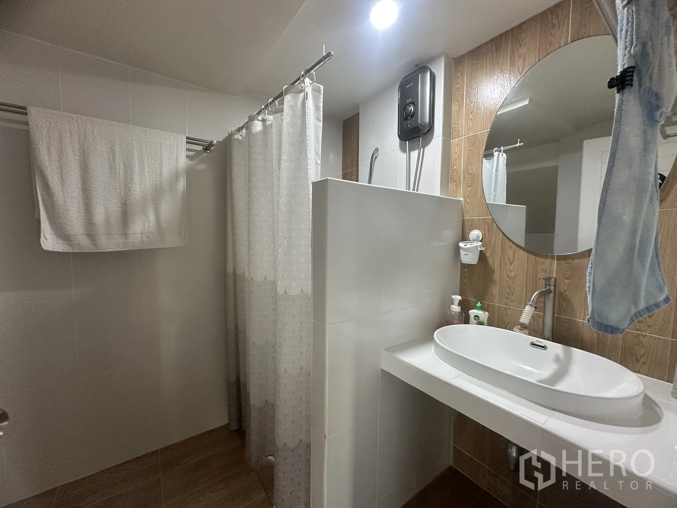 联排别墅 for sale in Lam Luk Ka, Pathum Thani - 一层卫生间，设淋浴区、圆镜与台上盆。