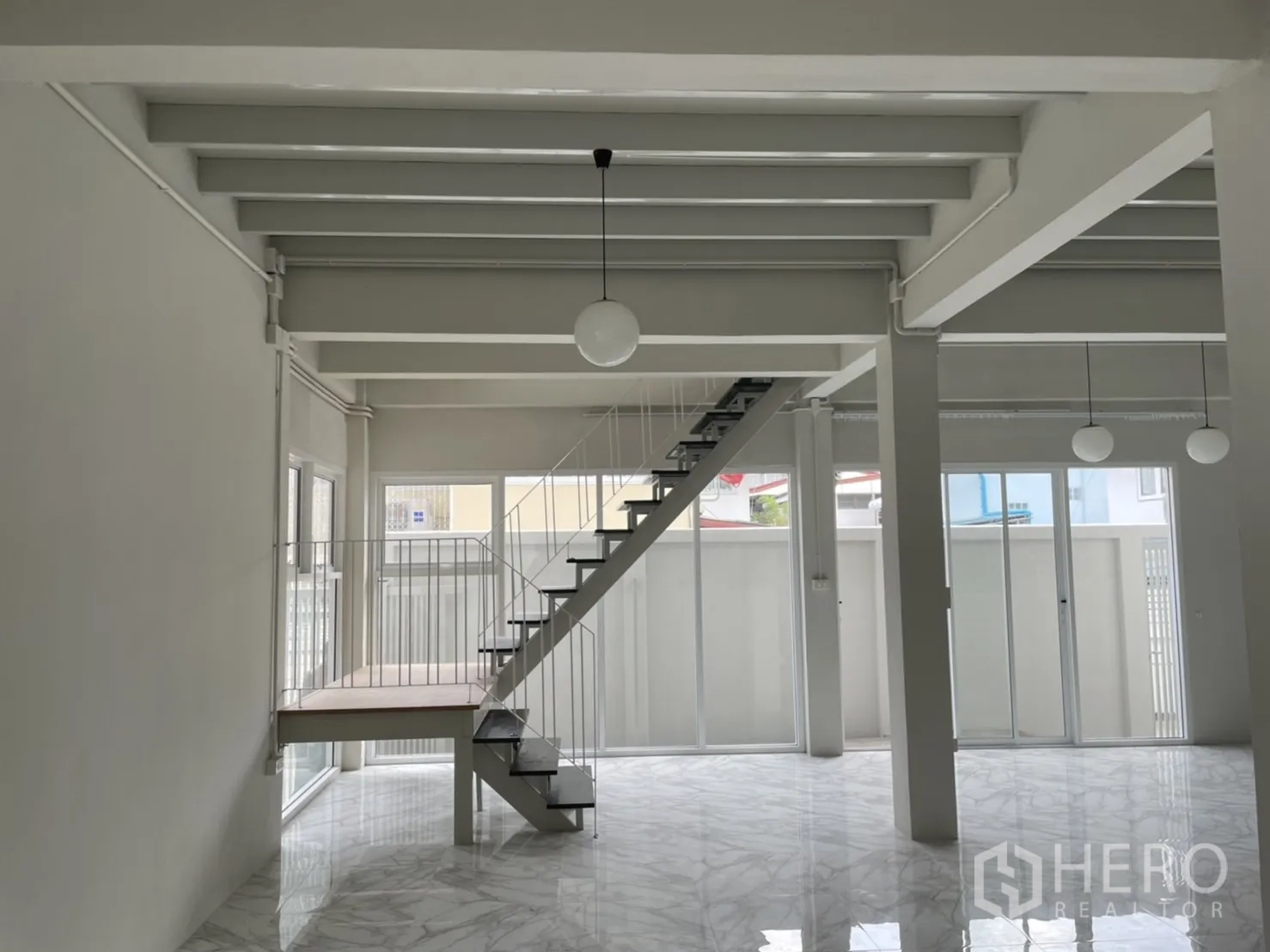 บ้าน ให้เช่าหรือขายในDin Daeng, Bangkok - โถงรับแขกแบบเปิดโล่ง พื้นลายหินอ่อน พร้อมบันไดเหล็กขึ้นชั้นบน