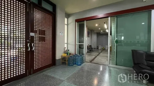 คลังสินค้า ให้เช่าหรือขายในBangkok Yai, Bangkok - โถงต้อนรับเชื่อมสู่สำนักงาน มีประตูบานเลื่อนกระจกและที่นั่งรอ