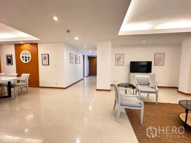 房间 出租 - 开阔起居区，电视柜、沙发组与亮面地砖。