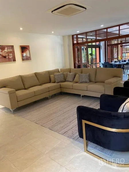 บ้าน ให้เช่าในSuan Luang, Bangkok - ห้องดูทีวีมีโซฟาเข้ามุมสีเบจ เก้าอี้ และแอร์แบบแขวนใต้ฝ้า