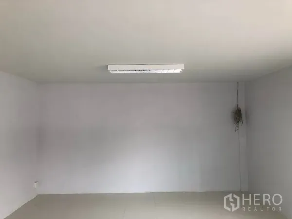 คลังสินค้า ให้เช่าในKhlong Luang, Pathum Thani - ห้องสำนักงานโล่ง ผนังสีขาว ไฟเพดาน พร้อมปรับแต่ง.