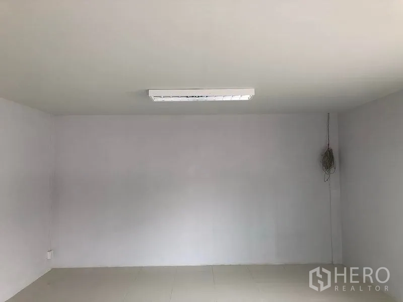 คลังสินค้า ให้เช่าในKhlong Luang, Pathum Thani - ห้องสำนักงานโล่ง ผนังสีขาว ไฟเพดาน พร้อมปรับแต่ง.