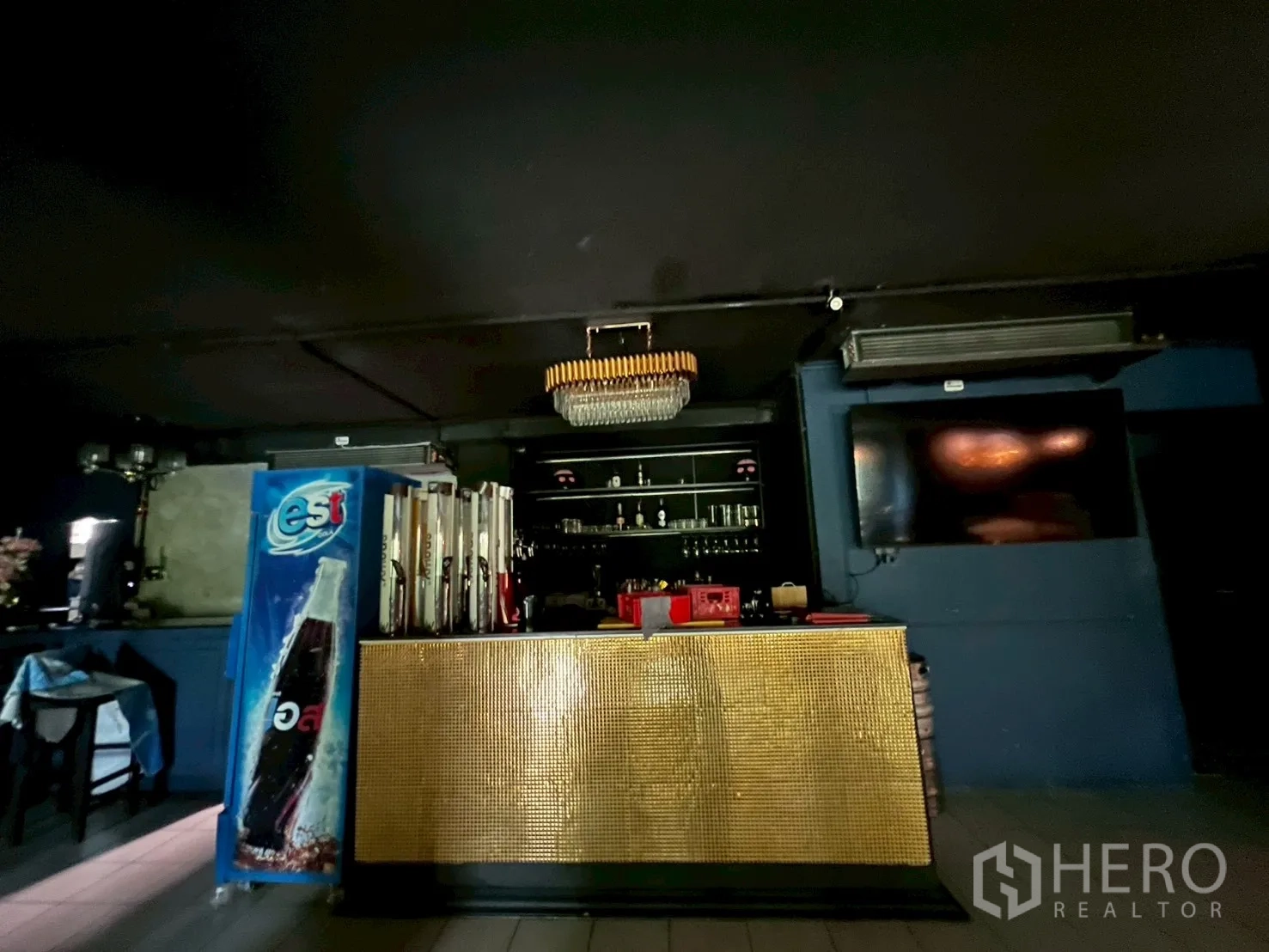 Shophouse for rent - Bar counter with chandelier and beverage fridge.
