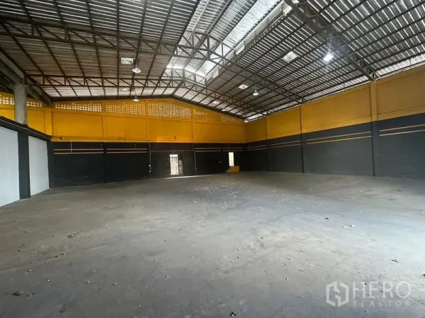 คลังสินค้า ให้เช่าในKhlong Toei, Bangkok - พื้นคอนกรีตโล่ง กำแพงสีเหลืองดำ แสงสว่างเพียงพอในโกดังกรุงเทพฯ