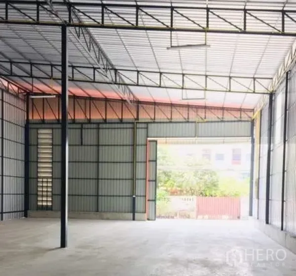 货栈 出租在Khan Na Yao, Bangkok - 仓库内部空间宽敞，钢结构高挑屋顶、混凝土地面与宽装卸门。