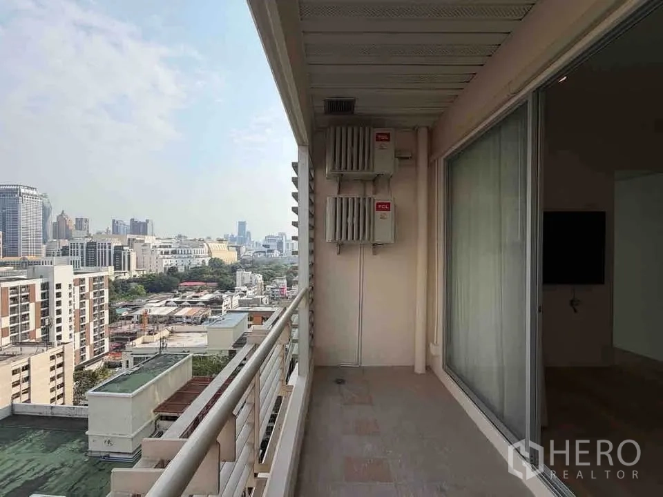 คอนโด for rent in Ratchathewi, Bangkok - มุมมองจากระเบียงไปยังตึกสูงและหลังคาอาคารรอบข้าง