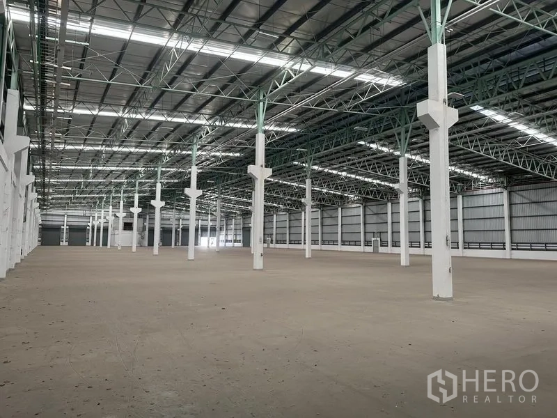 工厂 出租在Bang Sao Thong, Samut Prakan - 斜角视图：高净空厂房，绿色钢桁架与白色柱