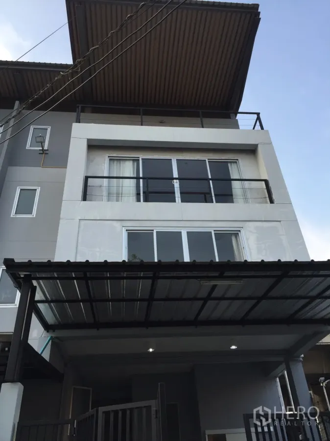 สำนักงานที่บ้าน ให้เช่าหรือขายในSuan Luang, Bangkok - ด้านหน้าบ้าน-โฮมออฟฟิศ 3 ชั้น พร้อมระเบียงและโรงจอดรถมีหลังคา