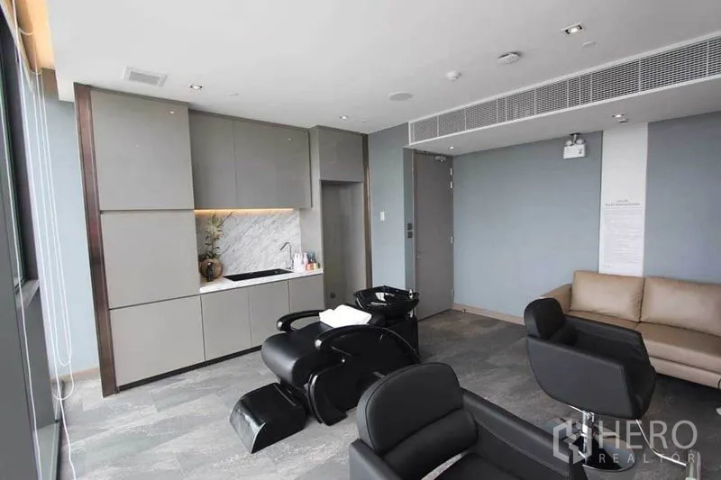 คอนโด ให้เช่าในHuai Khwang, Bangkok - ห้องสปาหรือซาลอนของโครงการพร้อมเก้าอี้สระผมและมุมพักผ่อน