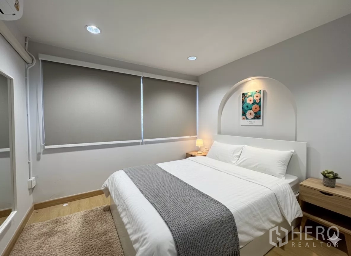 Detached House for rent - Cozy bedroom with arched feature wall and double bed.