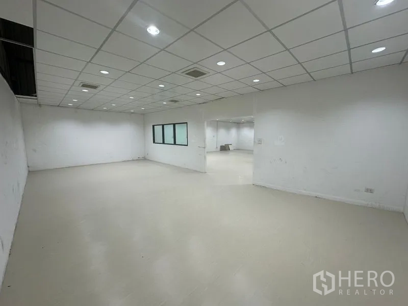 คลังสินค้า ให้เช่าในSaphan Sung, Bangkok - ห้องต่อเนื่องสีขาว เพดานแขวนและไฟดาวน์ไลท์ ใช้งานยืดหยุ่น
