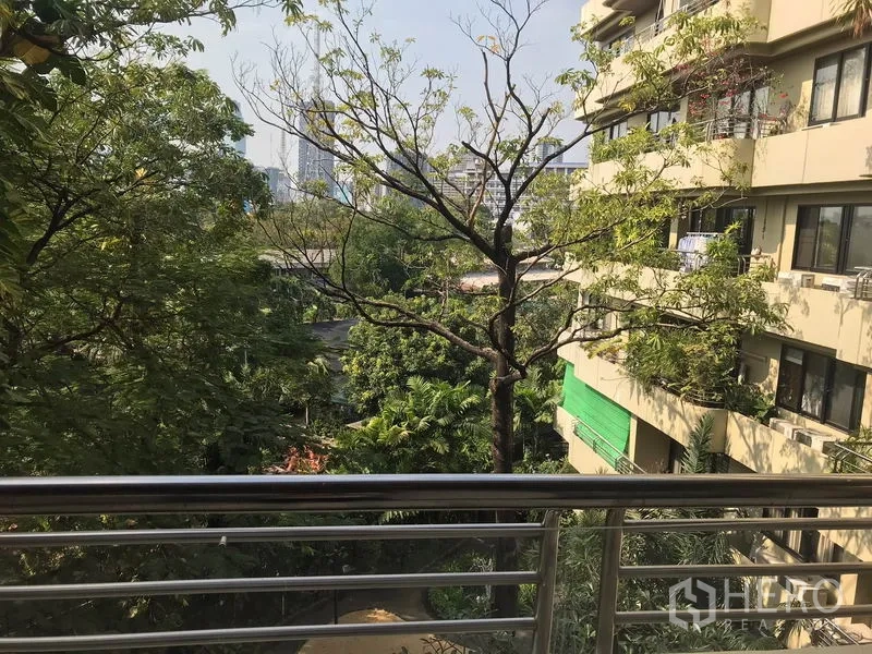 Condominium for rent in Sathon, Bangkok - Balcony view over lush green courtyard and neighboring building in Sathon.
