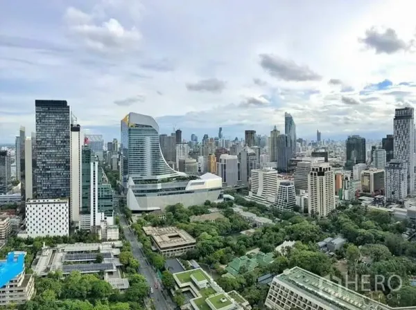 Condominium for rent in Pathum Wan, Bangkok - Panoramic city view over central Bangkok and Lumphini Park from a high-rise condominium.