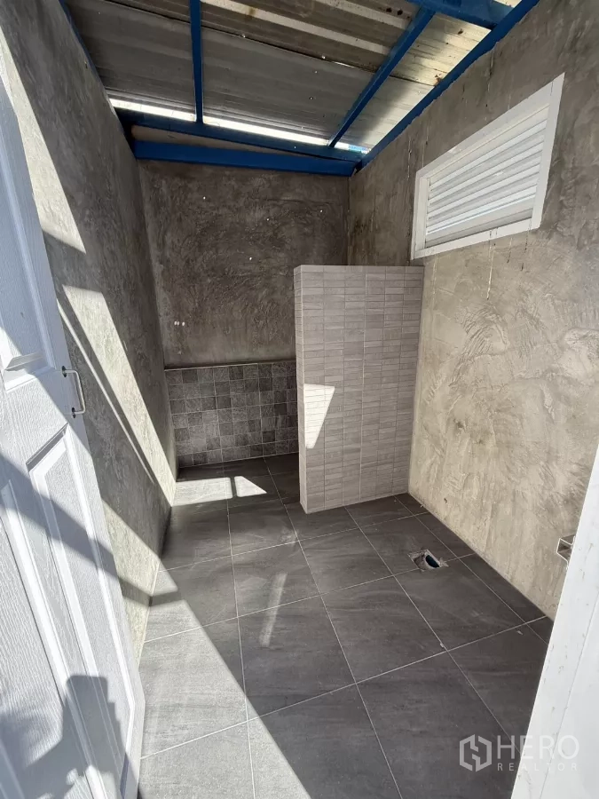 คลังสินค้า ให้เช่าในLam Luk Ka, Pathum Thani - ห้องน้ำโกดังปูกระเบื้อง แยกส่วนด้วยผนังกั้น โทนลอฟต์