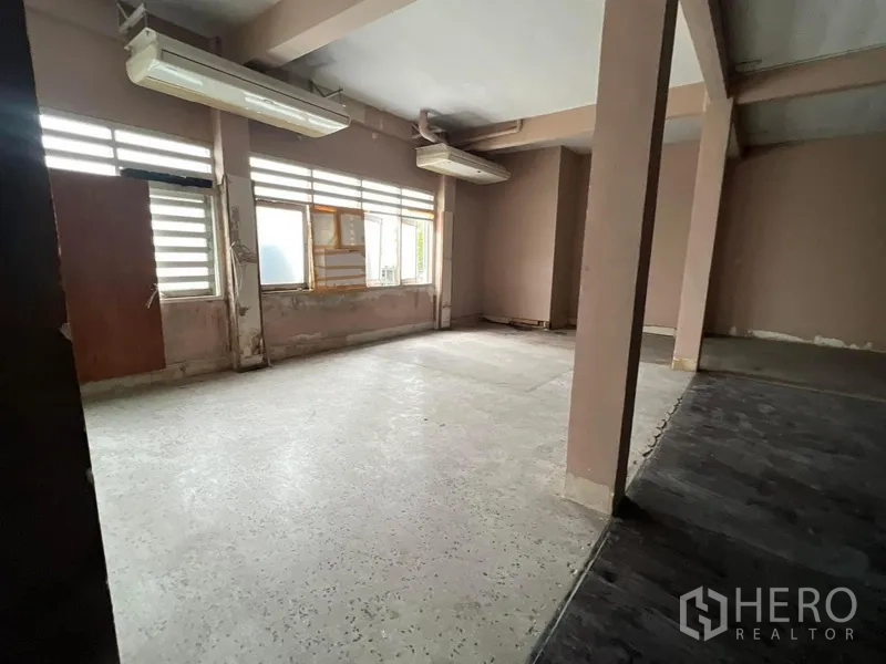 店屋 出租在Watthana, Bangkok - 米色墙面房间，多扇窗与不同高度的地面。