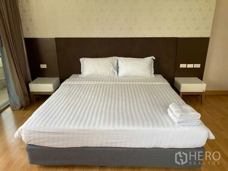 คอนโด ให้เช่าในKhlong Toei, Bangkok - เตียงคิงไซส์ปูผ้าขาวพร้อมหัวเตียงโมเดิร์น