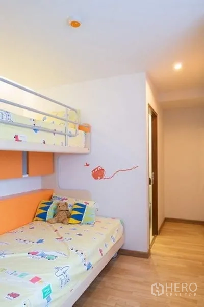 คอนโด ให้เช่าหรือขายในPhra Khanong, Bangkok - ห้องนอนเด็กพร้อมเตียงสองชั้น ชุดเครื่องนอนสีสันสดใส และพื้นไม้.