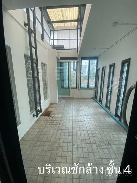 店屋 出租在Watthana, Bangkok - 覆盖式杂物露台，采光顶、梯子与地砖。