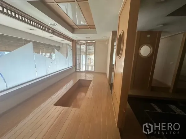 零售空间 出租在Bang Rak, Bangkok - 木质走廊，大窗与下沉式座位，日式风格