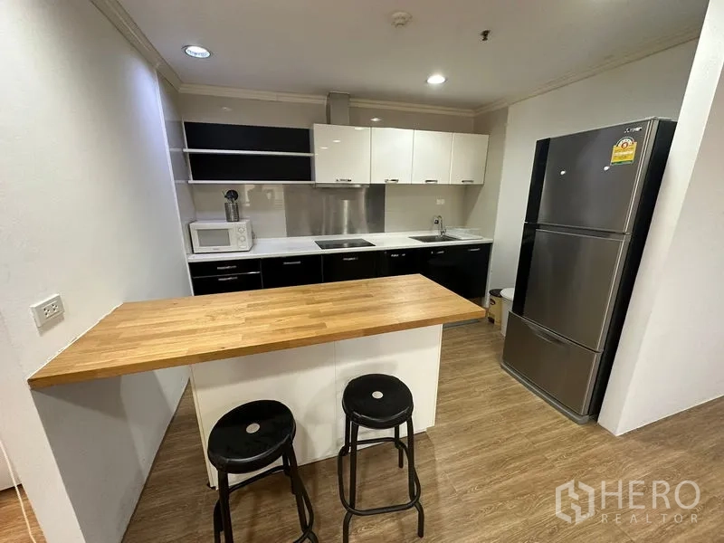 คอนโด ให้เช่าในWatthana, Bangkok - ครัวสมัยใหม่พร้อมเคาน์เตอร์บาร์ เก้าอี้สตูล ตู้เก็บของ และตู้เย็นสแตนเลส