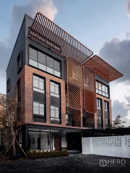 สำนักงานที่บ้าน ขายในLat Phrao, Bangkok - อาคารโฮมออฟฟิศสมัยใหม่ ฟาซาดอิฐโทนเข้มพร้อมซันเชดโลหะหลายชั้น