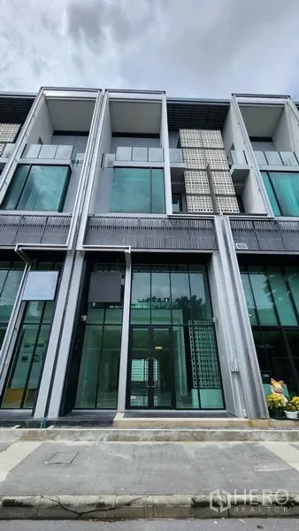 สำนักงานที่บ้าน ให้เช่า - ด้านหน้าอาคารโฮมออฟฟิศร่วมสมัย มีฟินแนวตั้งและกระจกขนาดใหญ่