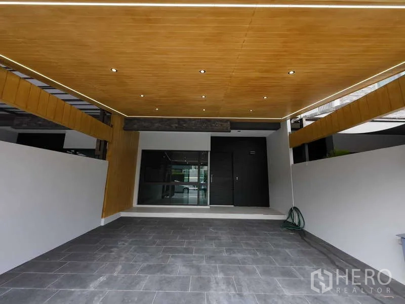 联排别墅 出租或出售在Lat Phrao, Bangkok - 再次展示带顶棚车库，木质天花与灰色地砖。