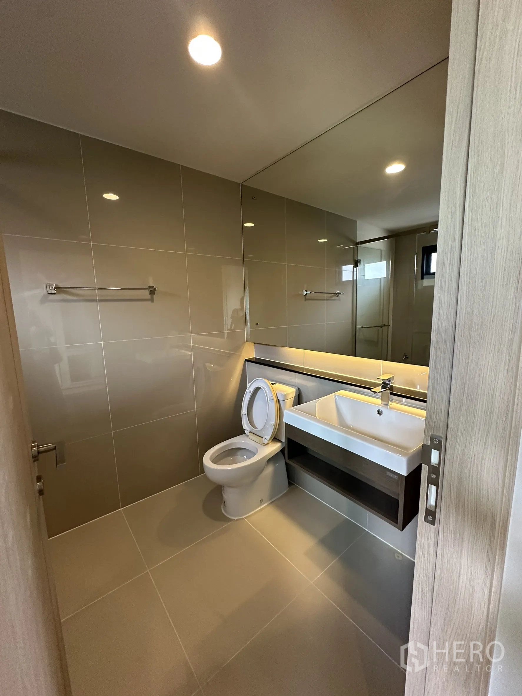 บ้าน ขายในLam Luk Ka, Pathum Thani - ห้องน้ำแขก กระจกบานใหญ่ อ่างล้างหน้าโมเดิร์น และผนังกระเบื้อง