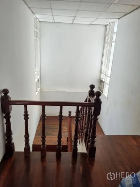บ้าน ให้เช่าหรือขายในSathon, Bangkok - ปลายบันไดด้านบนพร้อมช่องหน้าต่างสูงรับแสงธรรมชาติ