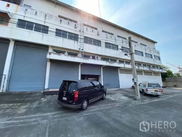 工厂 出售在Bang Phli, Samut Prakan - 工厂立面多扇卷帘装卸门与停车位