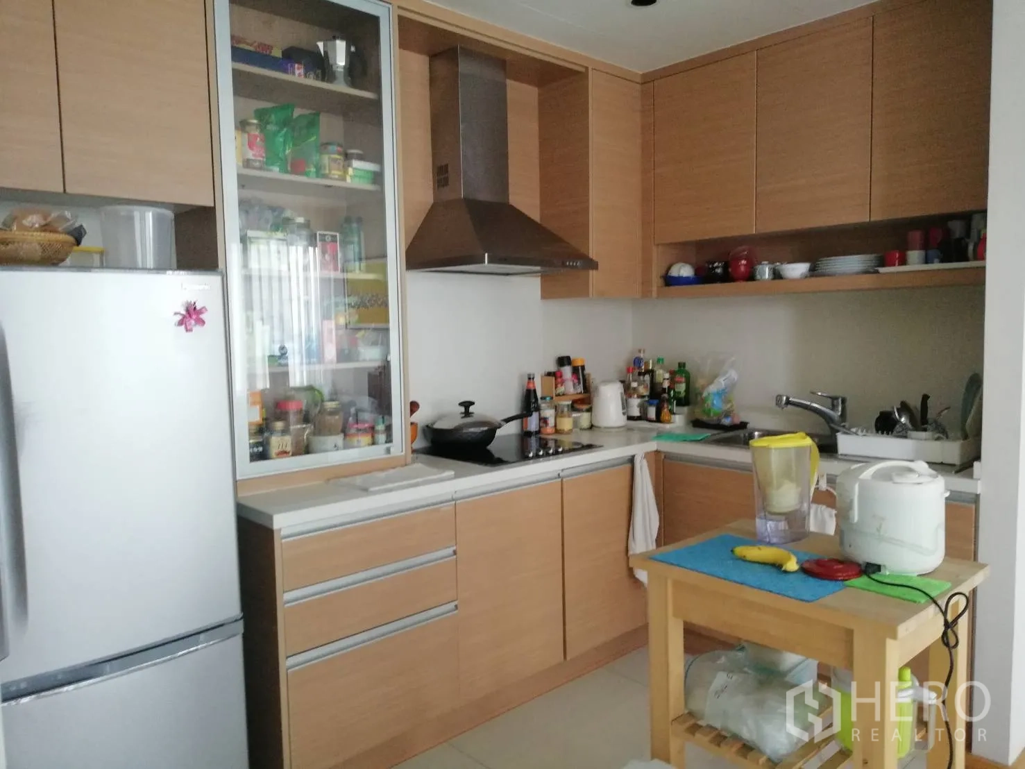 คอนโด ขายในKhlong Toei, Bangkok - ครัวยูเชพ ตู้ไม้ เครื่องดูดควัน และตู้เย็นขนาดใหญ่