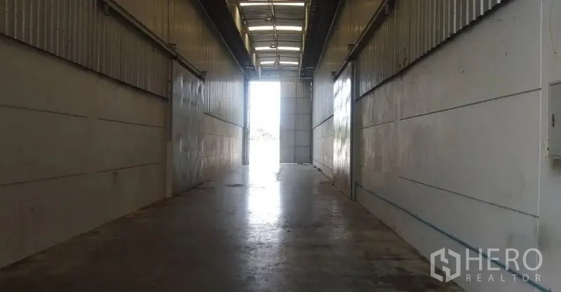 คลังสินค้า ให้เช่าในPathum Thani - ทางเดินอุตสาหกรรมพื้นคอนกรีต มีประตูบานม้วนเปิดออกสู่ภายนอก
