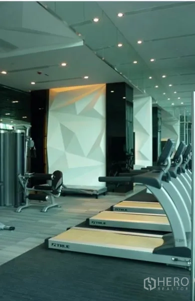 คอนโด ให้เช่าในRatchathewi, Bangkok - ฟิตเนสของโครงการ มีลู่วิ่งและอุปกรณ์เวทเทรนนิ่งพร้อมกระจกบานใหญ่