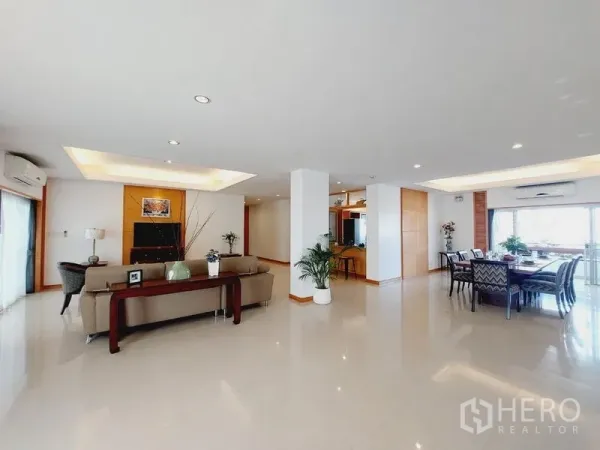 房间 出租 - 宽敞的客餐厅，亮面地板与嵌灯吊顶。