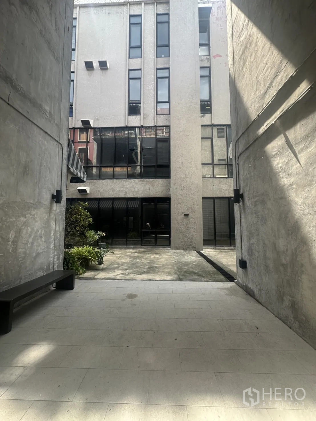 สำนักงานที่บ้าน ให้เช่าในPathum Wan, Bangkok - คอร์ตยาร์ดระหว่างอาคาร มีม้านั่ง ต้นไม้ และทางเดินคอนกรีต