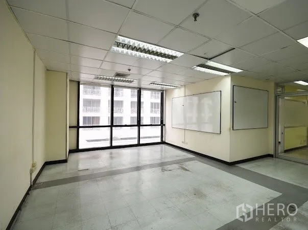 สำนักงาน ให้เช่าในWatthana, Bangkok - ห้องทำงานโล่ง หน้าต่างบานกว้าง ไวท์บอร์ดสองแผ่น และพื้นกระเบื้องสีอ่อน