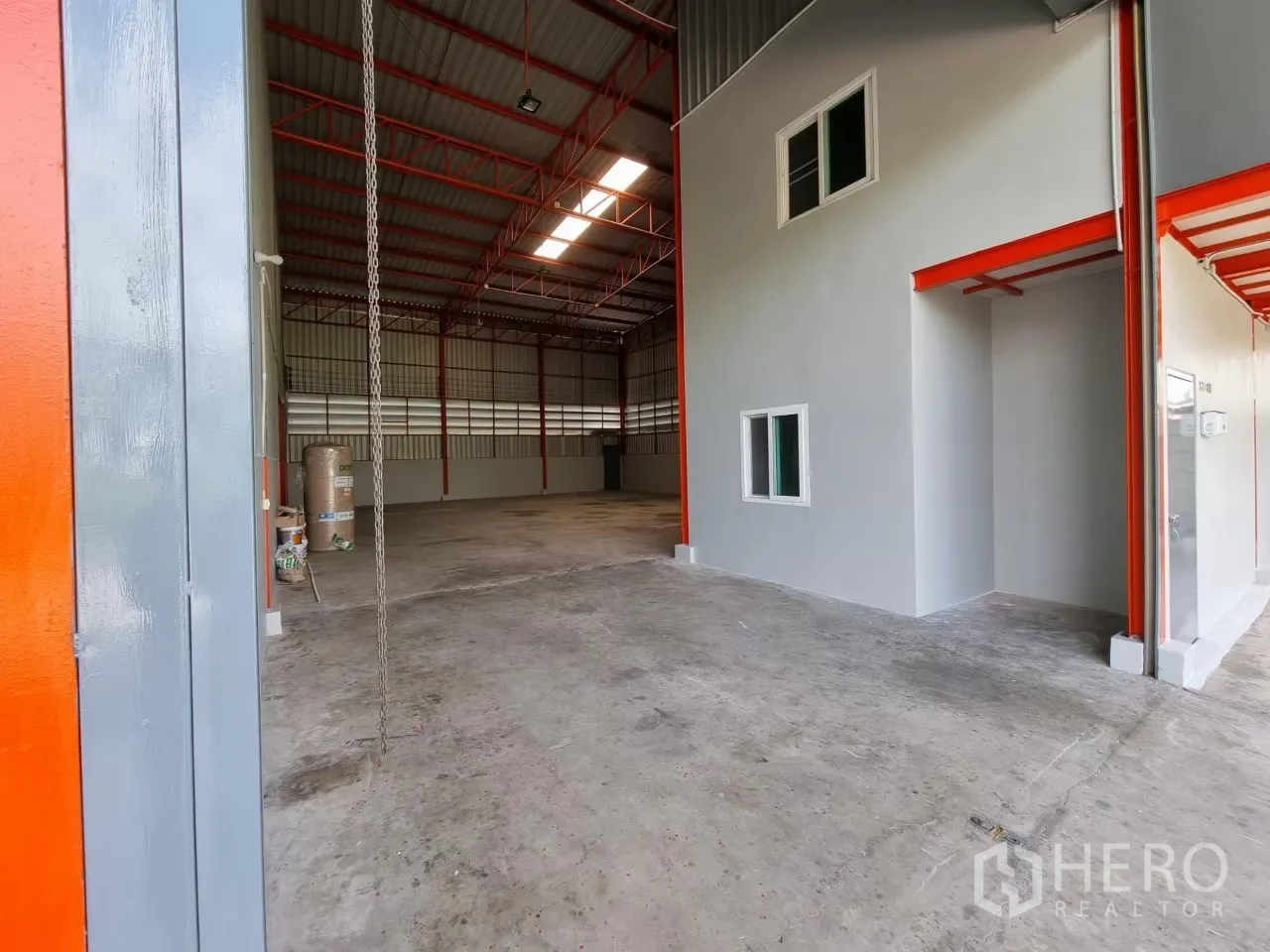 คลังสินค้า ให้เช่าในLam Luk Ka, Pathum Thani - ทางเข้าโกดังพร้อมประตูม้วนและบล็อกออฟฟิศภายในพื้นคอนกรีต