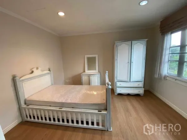 联排别墅 出租或出售在Mueang Samut Prakan, Samut Prakan - 明亮卧室，白色床与衣柜，木地板与窗户。