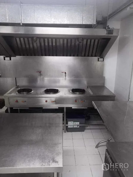 零售空间 出租在Watthana, Bangkok - 专业不锈钢商用厨房，三头炉、抽油烟系统与备餐台。