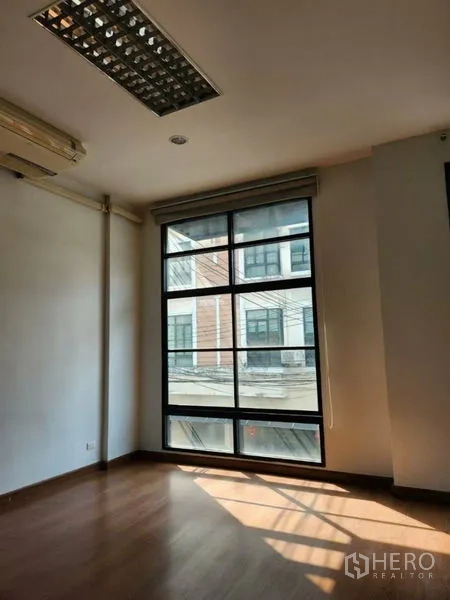 ทาวน์เฮาส์ ให้เช่าหรือขายในWang Thonglang, Bangkok - ห้องพร้อมหน้าต่างแบบกริด ม่านม้วน และโคมไฟฟลูออเรสเซนต์