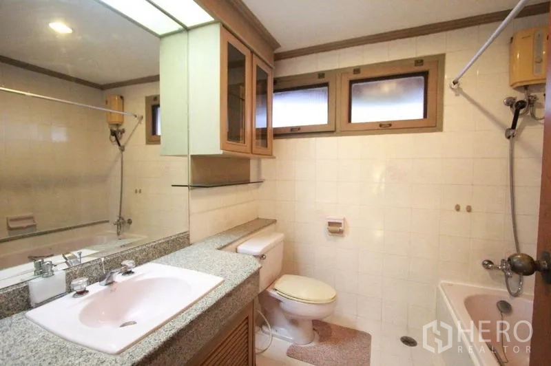 บ้าน ให้เช่าในPrawet, Bangkok - ห้องน้ำพร้อมอ่างล้างหน้า โถสุขภัณฑ์ และอ่างอาบน้ำพร้อมฝักบัว มีตู้เก็บของด้านบนและหน้าต่างเล็ก