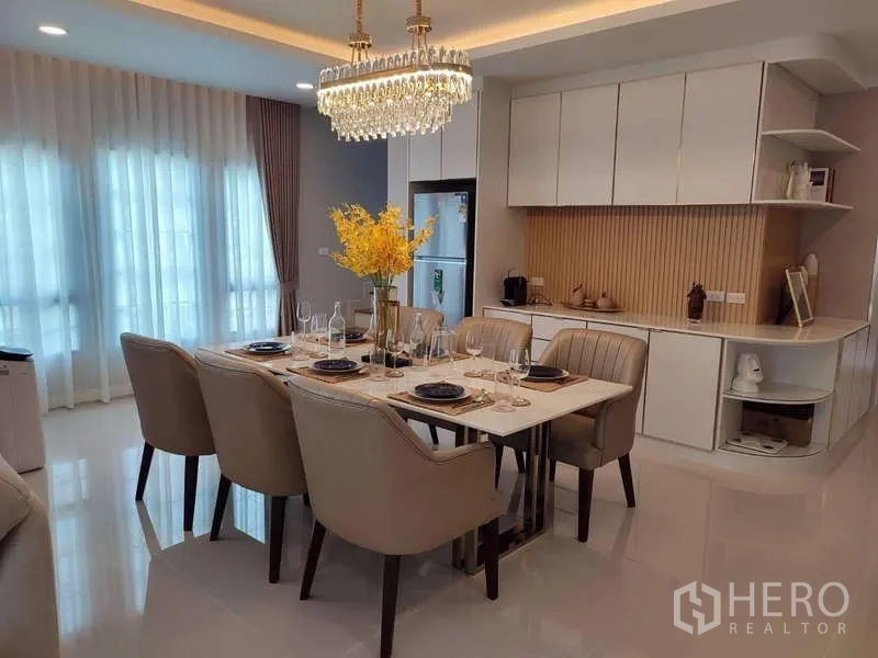Detached House for rent in Bang Phli, Samut Prakan - Dining area for six with crystal chandelier and built-in pantry cabinets.