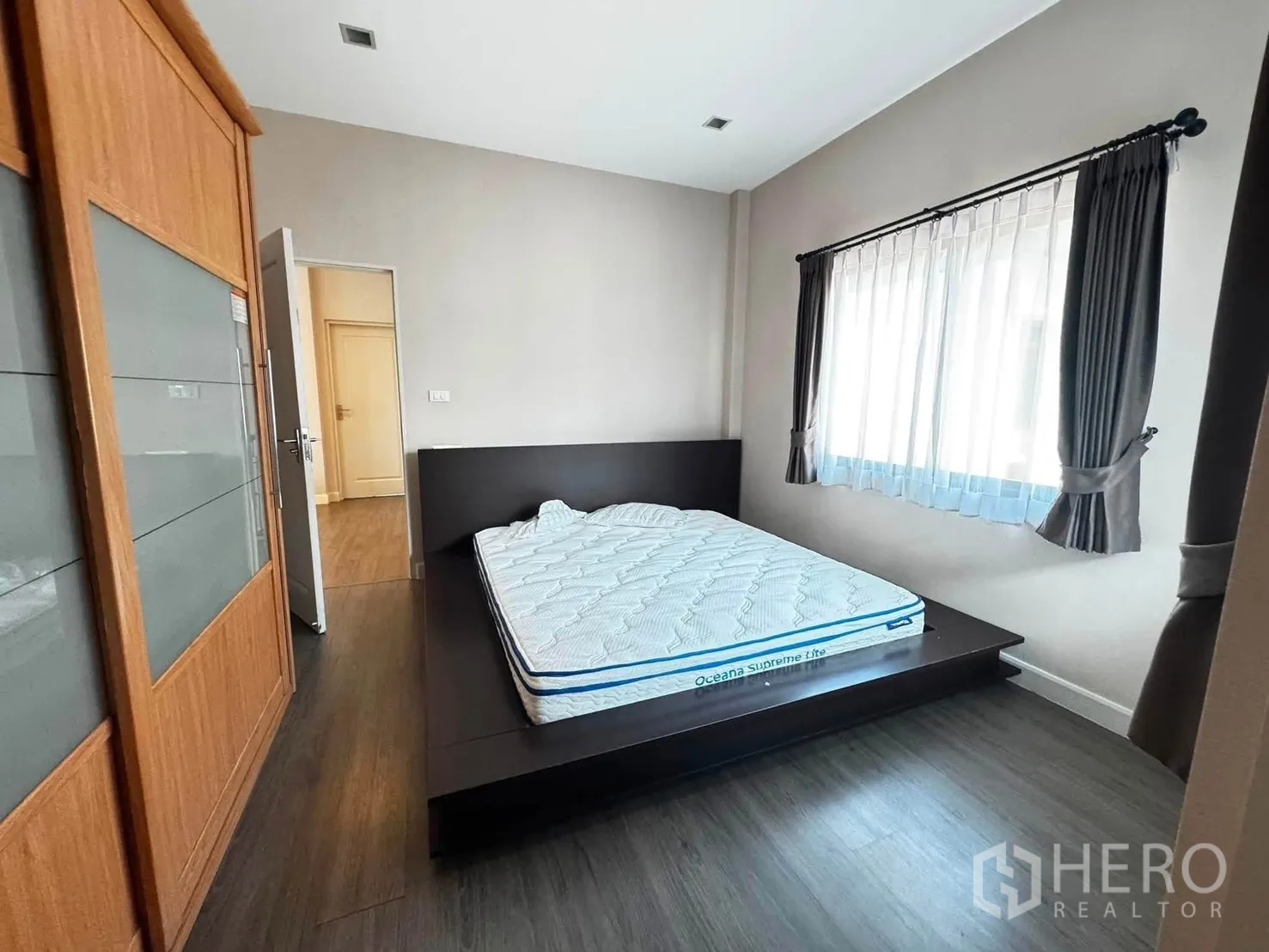 独栋房屋 for rent in Saphan Sung, Bangkok - 卧室配平台床、大衣柜与窗帘窗户。