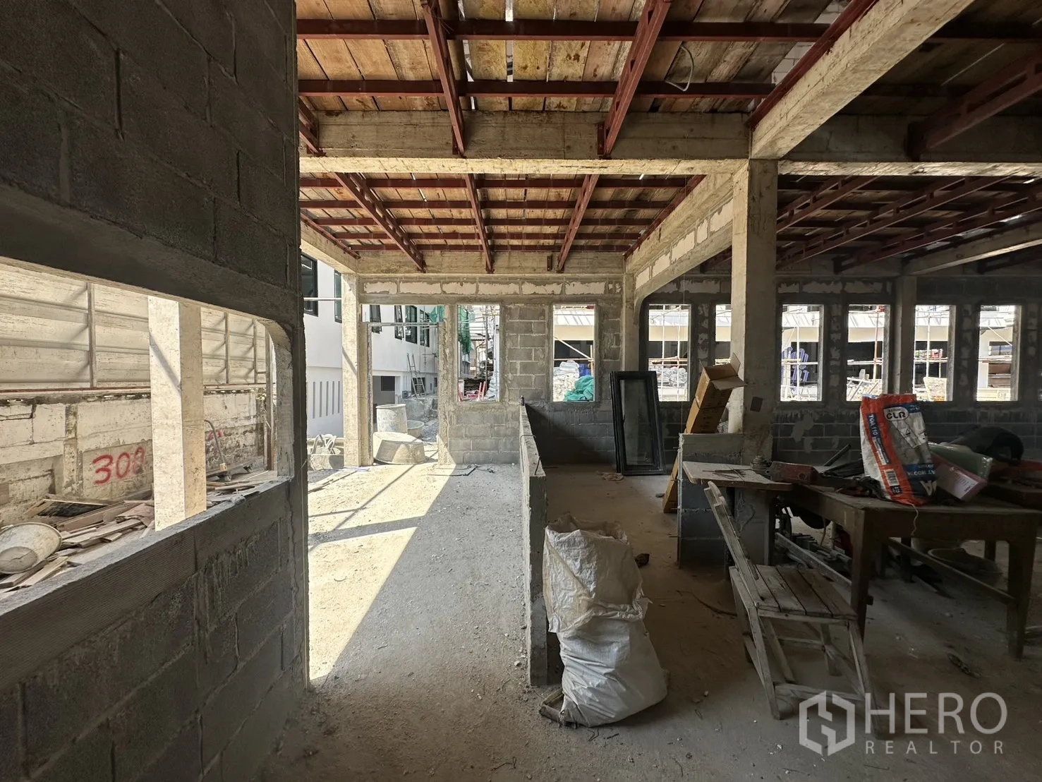 零售空间 for rent in Bang Na, Bangkok - 走廊式商用空间，低矮隔墙与外露屋顶结构。