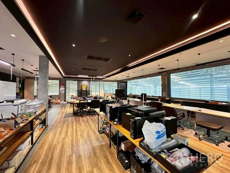 คลังสินค้า ให้เช่าในPrawet, Bangkok - ออฟฟิศแผนผังเปิดพื้นไม้และไฟเส้นแอลอีดี